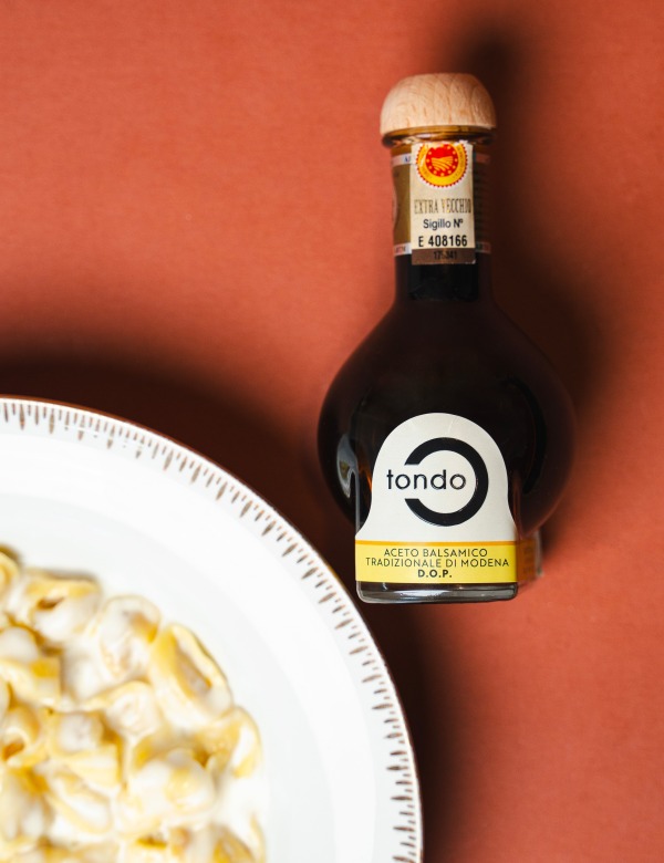 Tortellini alla panna con crema al parmigiano e Aceto Balsamico Tradizionale di Modena DOP Extravecchio NeroModena - Tondo