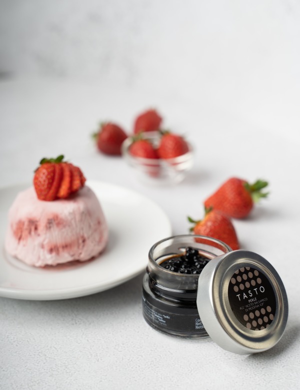 Semifreddo alle fragole con Perle all’Aceto Balsamico Di Modena IGP NeroModena - Tasto