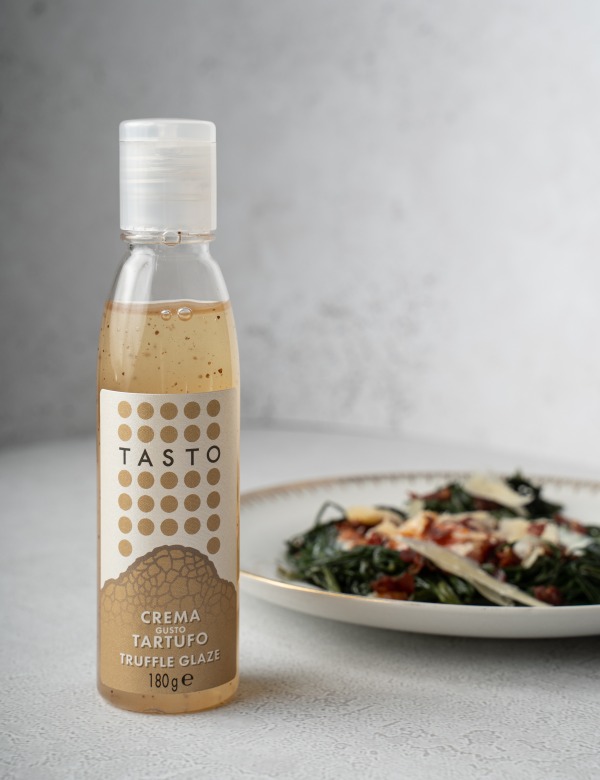 Nido di agretti con uovo, speck, scaglie di parmigiano e Crema Gusto Tartufo NeroModena - Tasto