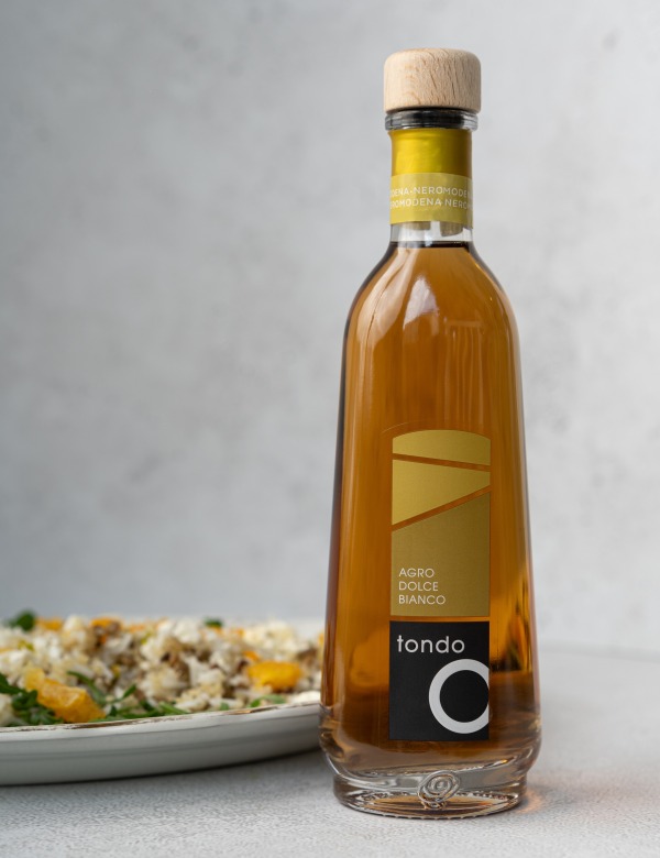 Insalata di quinoa, riso basmati, agrumi, feta e Agrodolce Bianco, NeroModena, Collezione Tondo